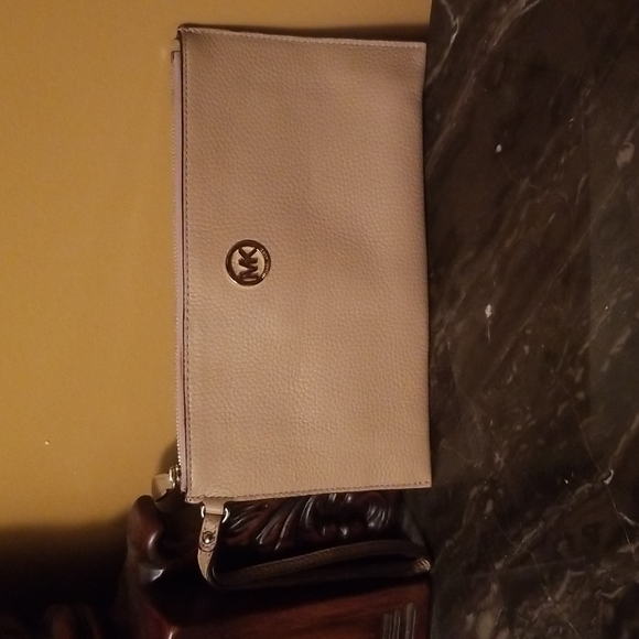 Michael Kors Handbags - Michael Kors Wristlet